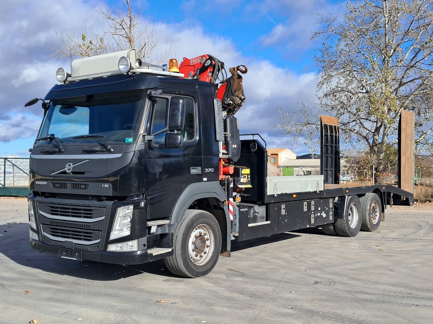 VOLVO 370 6×2 FASSI 155 PORTAMAQUINARIA