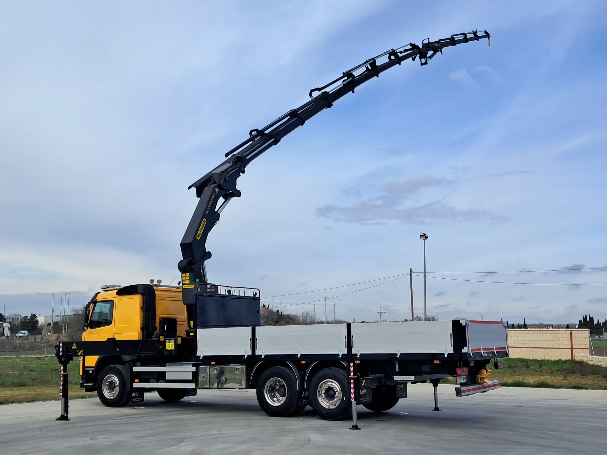 VOLVO 460 6×2 PALFINGER PK 53002 + JIB